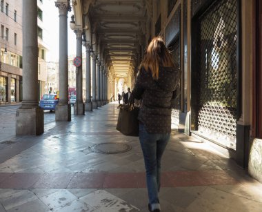 İnsanlar Turin şehir merkezinde