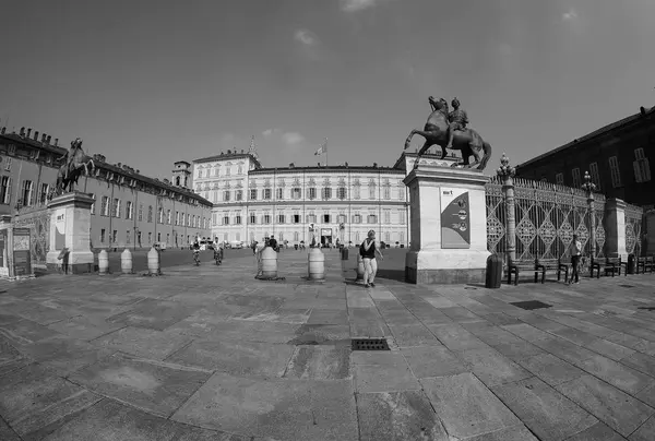 Piazza Castello площі в Турині, видно з "риб'яче око" в чорний і Вт — стокове фото