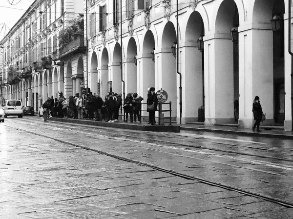 Personer vid busshållplats i Via Po i Turin, Italien i svartvitt — Stockfoto