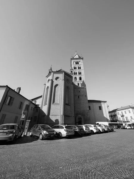 Cattedrale di San Lorenzo ad Alba in bianco e nero — Foto Stock