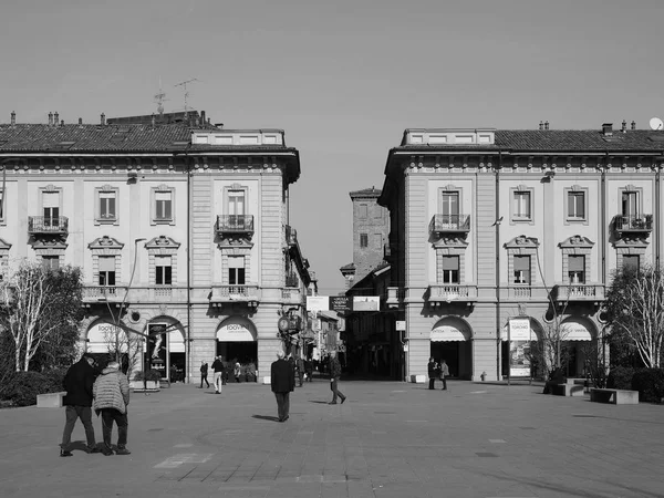 Michele Ferrero náměstí Piazza v Alba v černé a bílé — Stock fotografie