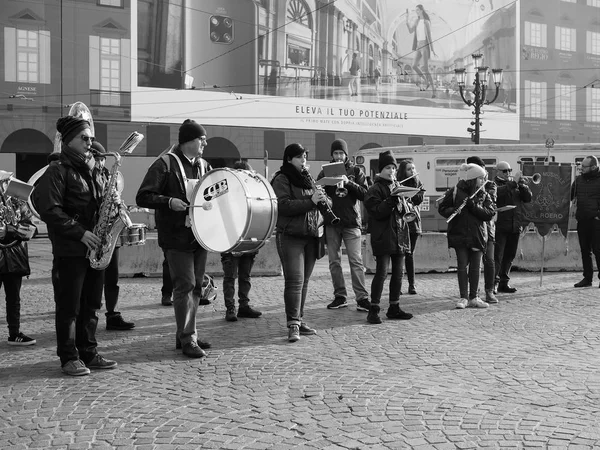 Banda del Roero pochodové kapely v Turíně v černé a bílé — Stock fotografie