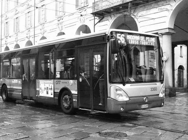 Línea de autobús 56 en Turín en blanco y negro —  Fotos de Stock