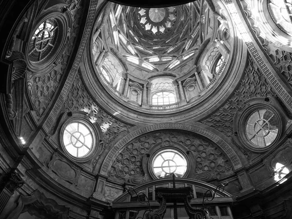 Torino'da Capella della Sindone da kubbede siyah ve beyaz
