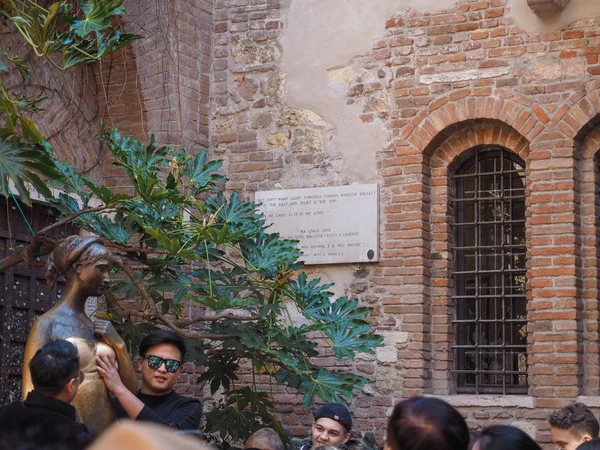 Estatua de Julieta en Verona —  Fotos de Stock