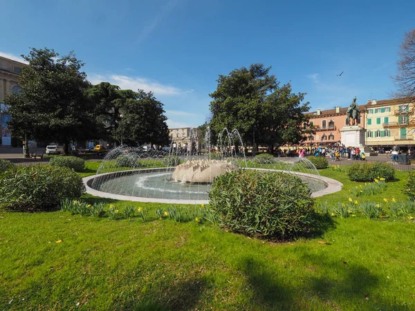 Piazza Bra fountain in Verona — Stock Photo, Image