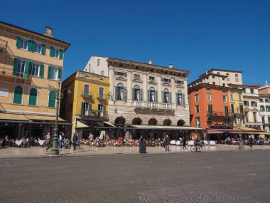 İnsanlar Verona şehir merkezinde
