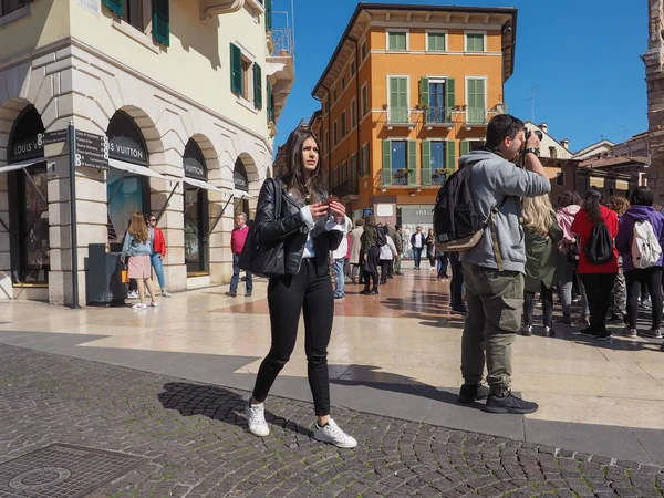 Pessoas no centro da cidade de Verona — Fotografia de Stock