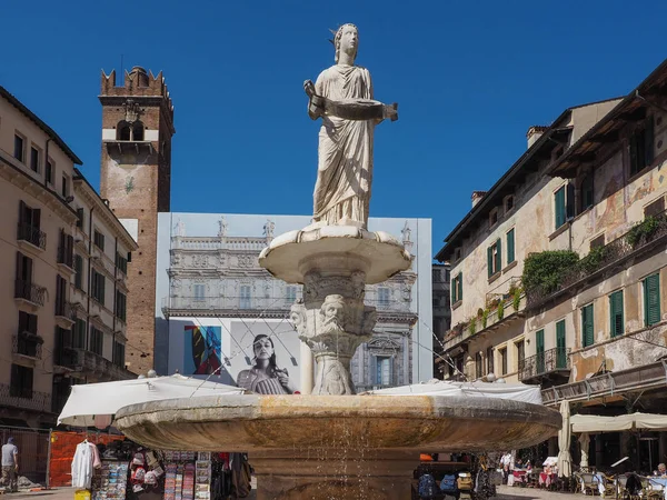 Fontana Madonna na Piazza delle Erbe em Verona — Fotografia de Stock