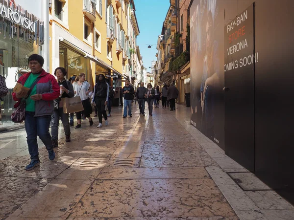 İnsanlar Verona şehir merkezinde