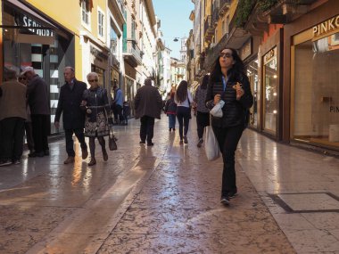 İnsanlar Verona şehir merkezinde