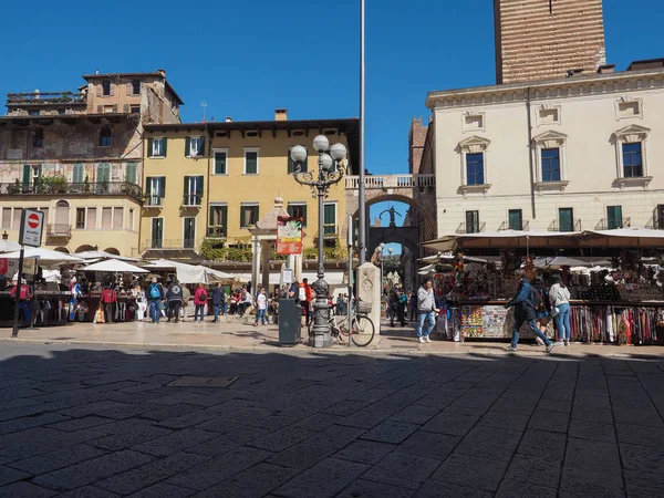 Piazza delle Erbe w Weronie — Zdjęcie stockowe