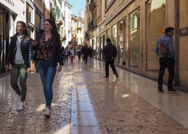 İnsanlar Verona şehir merkezinde