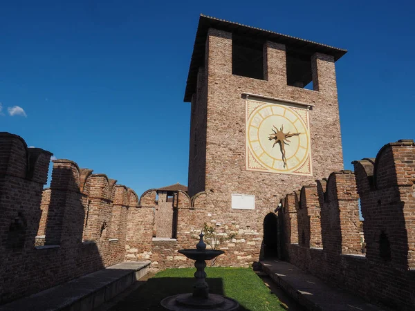 Кастельвеккьо старий замок у Вероні — стокове фото