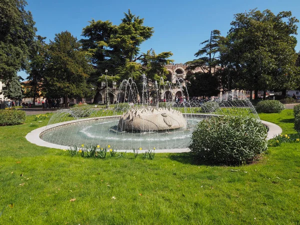 Piazza Bra fountain in Verona — Stock Photo, Image