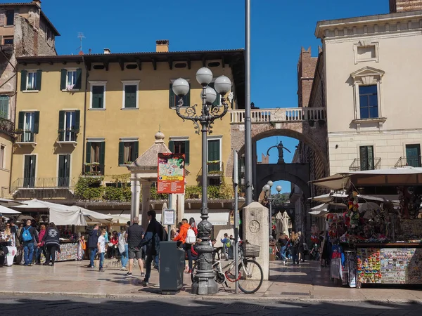 Piazza delle Erbe in Verona — Stockfoto