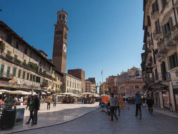 Piazza delle Erbe Veronassa — kuvapankkivalokuva