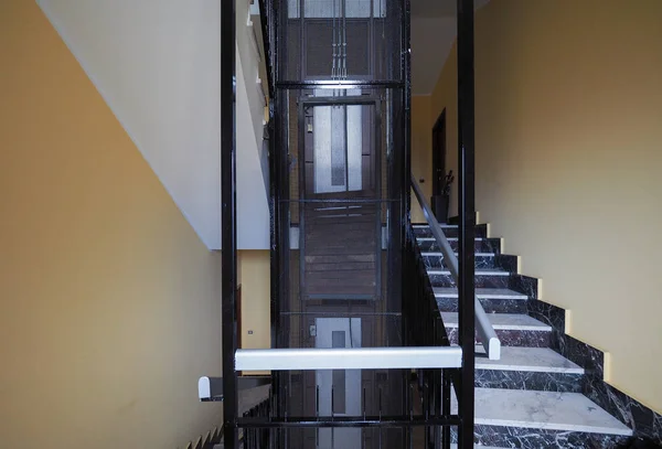 Elevador vintage e escadas — Fotografia de Stock