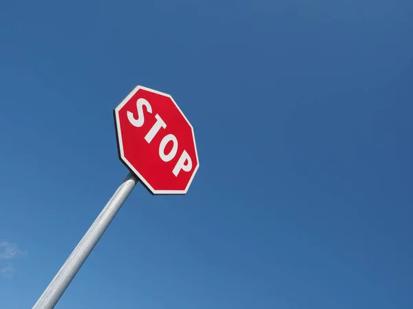 Señal de stop sobre cielo azul —  Fotos de Stock