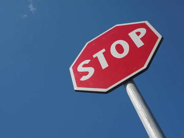 Stopbord over blauwe hemel — Stockfoto