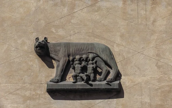 Capitoline Wolf with Romulus and Remus in Verona — Stock Photo, Image