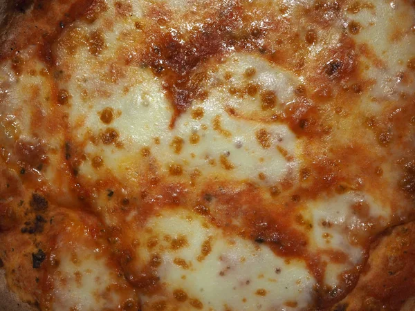 Margherita pizza ugnsbakad mat — Stockfoto