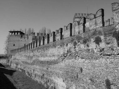 Castelvecchio Köprüsü aka Verona siyah ve whi Scaliger Köprüsü