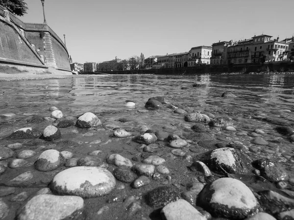 Rivière Adige à Vérone noir et blanc — Photo