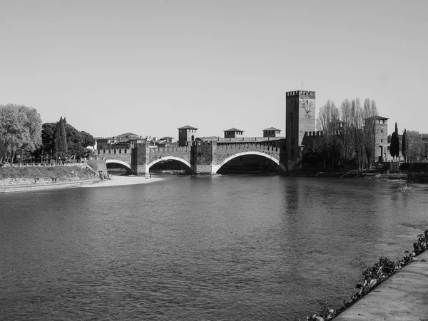 Castelvecchio-brug aka Scaliger Bridge in Verona zwart en WHI — Stockfoto