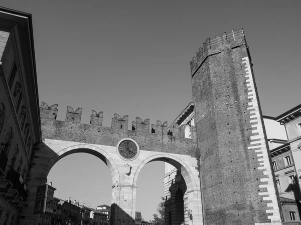 Portoni della Bra portão em Verona preto e branco — Fotografia de Stock