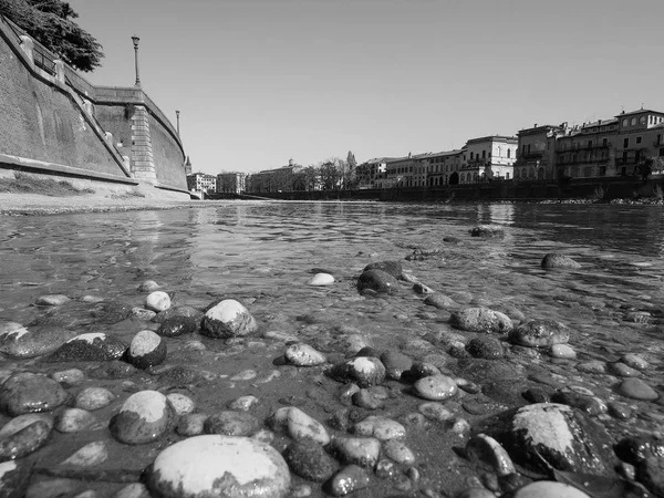 Verona'daki Adige Nehri siyah beyaz — Stok fotoğraf