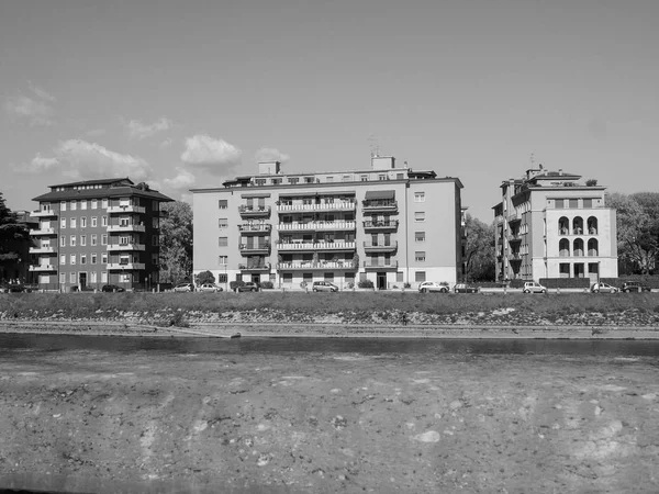 Rio Adige em Verona preto e branco — Fotografia de Stock