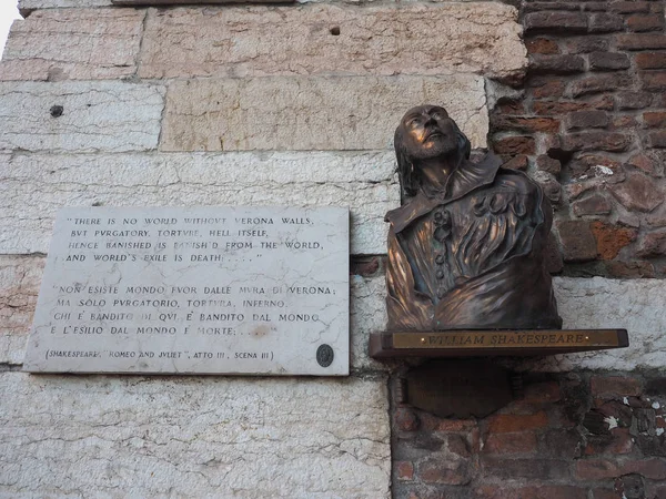 Shakespeare bronz büstü, Verona — Stok fotoğraf