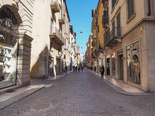 Lidé v centru města Verona — Stock fotografie