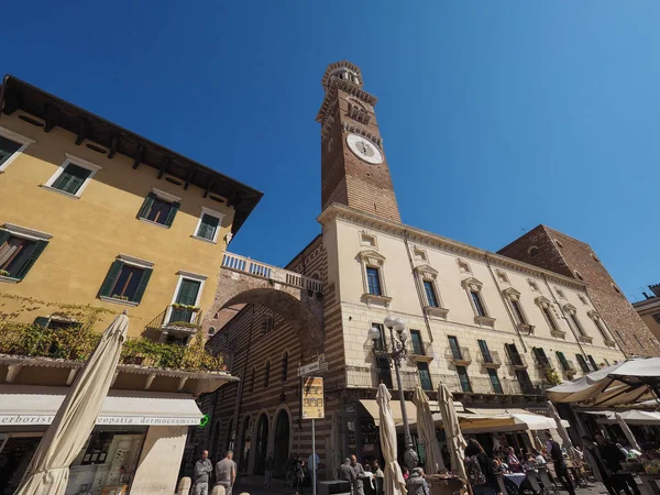 Náměstí Piazza delle erbe v verona — Stock fotografie