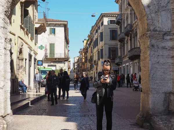 Pessoas no centro da cidade de Verona — Fotografia de Stock