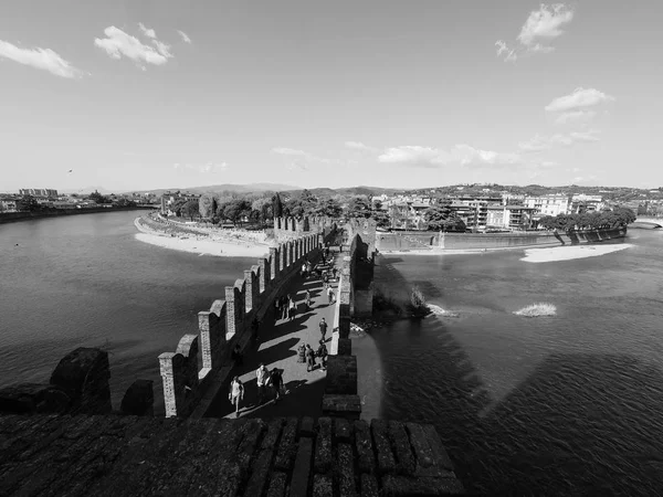 Ponte di Castelvecchio aka Ponte Scaligero a Verona in bianco e nero — Foto Stock