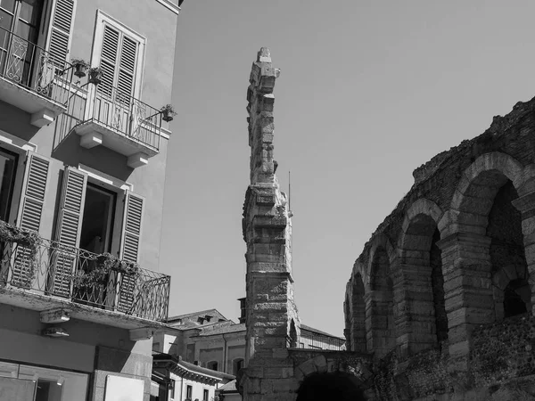 Arena di Verona anfiteatro romano in bianco e nero — Foto Stock