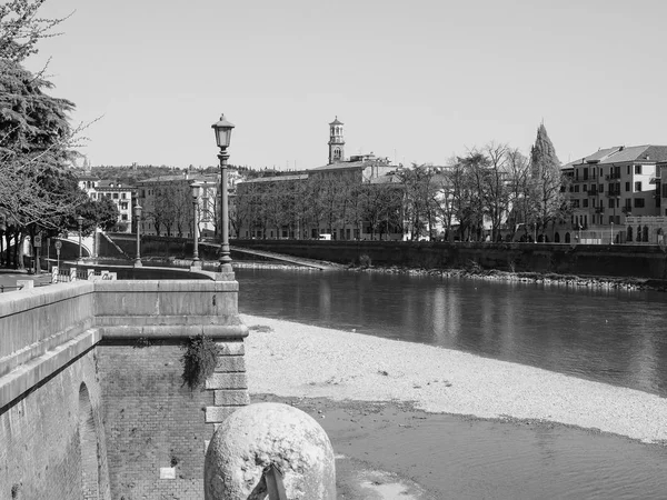 River adige in verona schwarz und weiß — Stockfoto