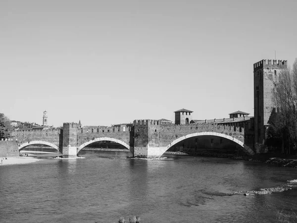 Ponte di Castelvecchio aka Ponte Scaligero a Verona in bianco e nero — Foto Stock