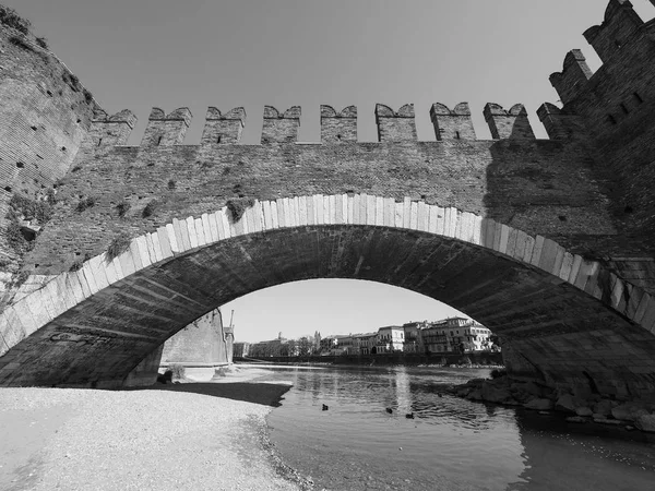 Castelvecchio bro aka Scaliger bro i Verona svart och WHI — Stockfoto