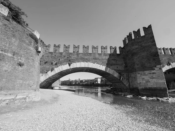 Castelvecchio-brug aka Scaliger Bridge in Verona zwart en WHI — Stockfoto