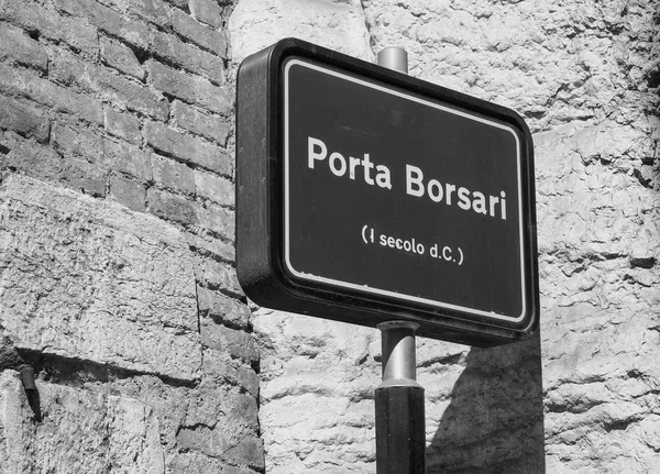 Ворота города Борсари в Вероне черно-белые — стоковое фото