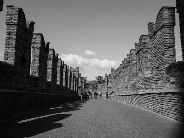 Castelvecchio Köprüsü aka Verona siyah ve whi Scaliger Köprüsü