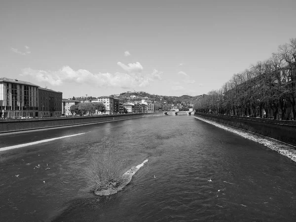 Řeka Adige ve Veroně černá a bílá — Stock fotografie