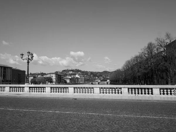 River adige in verona schwarz und weiß — Stockfoto