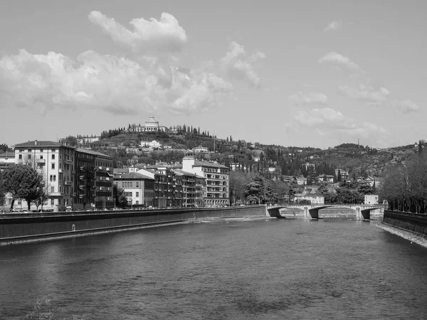 Rivier de Adige in Verona zwart-wit — Stockfoto