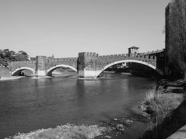 Castelvecchio Bridge aka Scaliger Bridge em Verona preto e whi — Fotografia de Stock