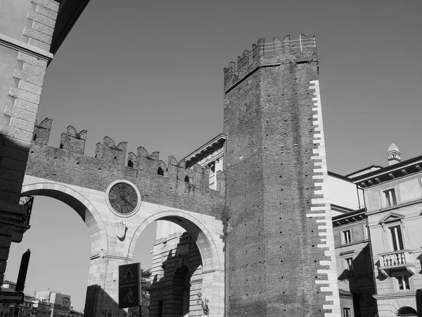 Porta Portoni della Bra a Verona in bianco e nero — Foto Stock