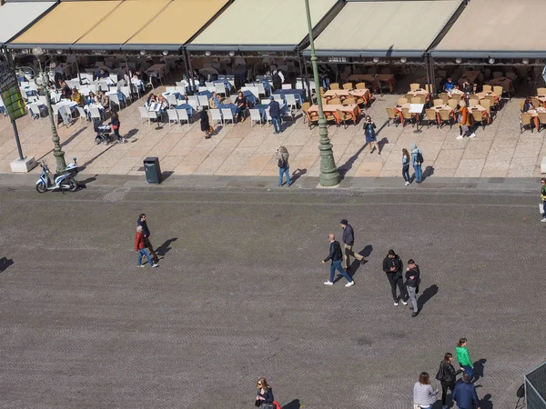 Pessoas no centro da cidade de Verona — Fotografia de Stock